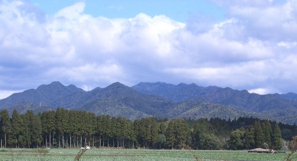 西都原古墳群より高千穂の峰を望む